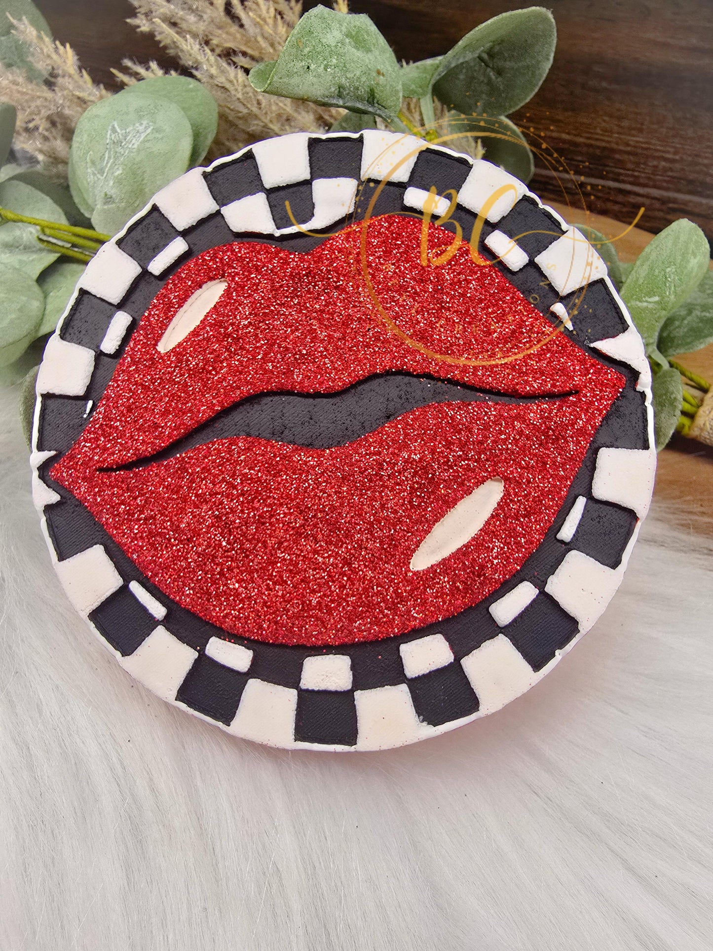 Checkered Round with Lips